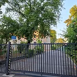 Max Parter, Free Parking Apartment
