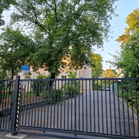 Max Parter, Free Parking Apartamento