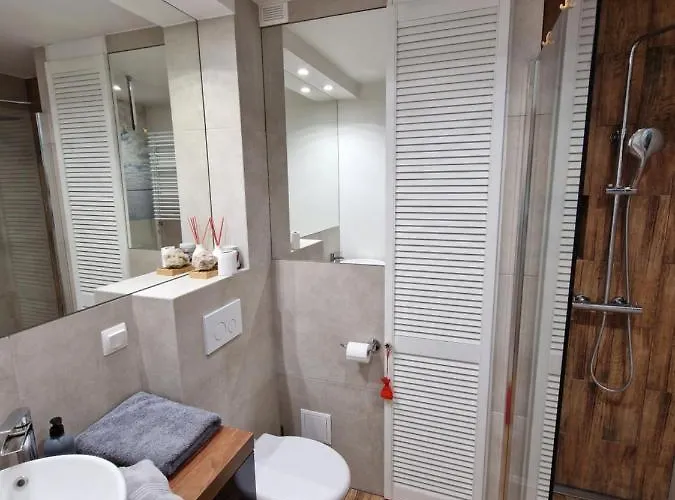 Max Parter, Free Parking Apartment