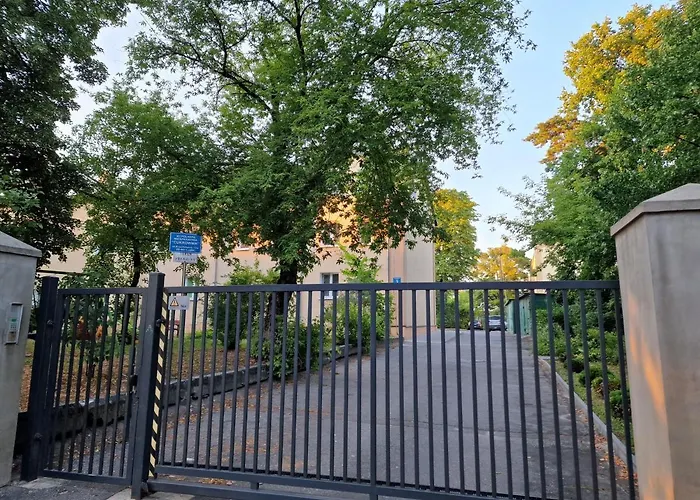 Max Parter, Free Parking Apartment